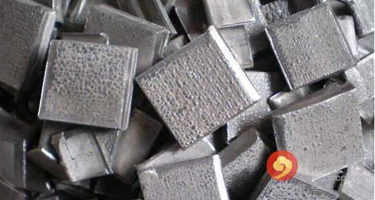 5月期鎳連續(xù)第三個(gè)月下跌，周四觸及去年6月來最低水準(zhǔn)每噸8,810美元，今年迄今下跌12%，是跌幅最大的主要基本金屬。